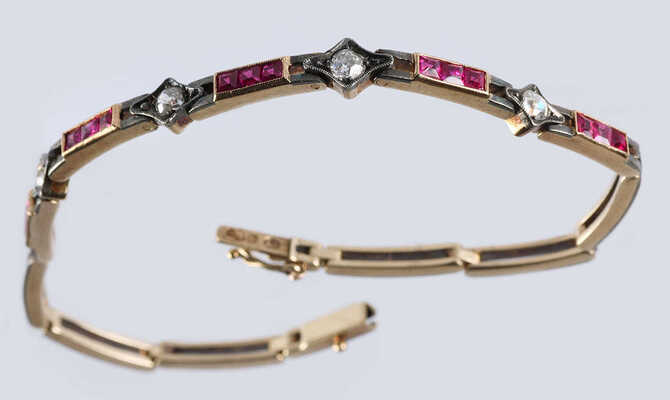 Браслет из золота (по клейму 56), общим весом 11,91 грамма, содержит вставки из бриллиантов и рубинов